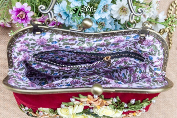 手刺繍の花柄ベルベット製財布（キスロック式留め具付き） - Etsy 日本