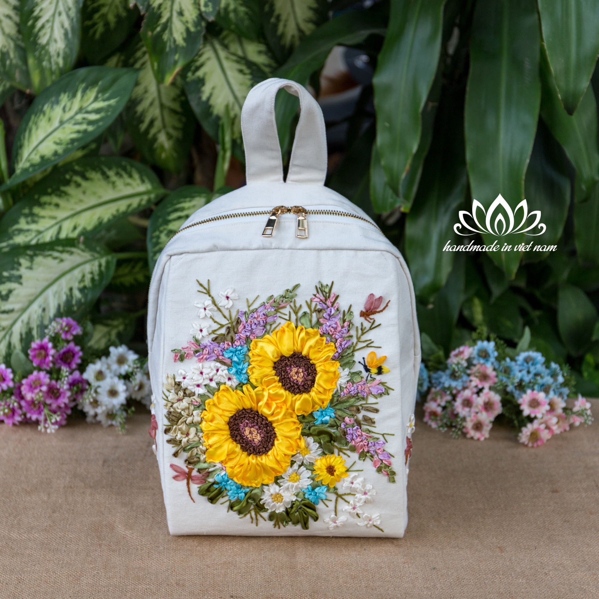 【THE MUSEUM VISITOR】 FLOWER BROOCH BACKPACK /追跡付 FLOWER BROOCH BACKPACK : THE MUSEUM VISITOR
