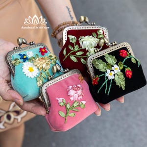 Porte-monnaie brodé avec ruban, petite pochette pour la monnaie avec broderie de ruban de fleurs, porte-monnaie vintage pour femme fait main, cadeau
