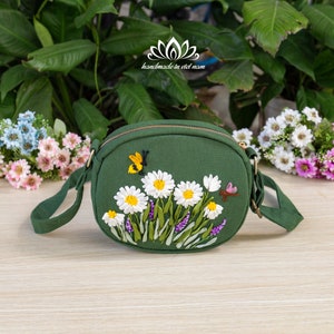 Piccola borsa a tracolla in tela con fiori ricamati a mano su nastro.
