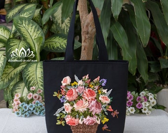 手刺繍のリボンとバラの花かごがあしらわれたキャンバストートバッグ