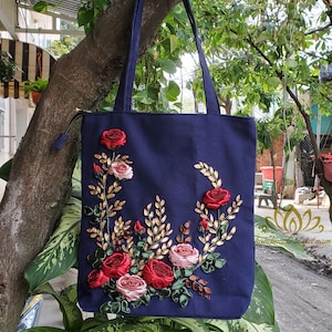Bestickter Beutel mit Reißverschluss, Einzigartige Bandstickerei, Handgemachte Nähtasche