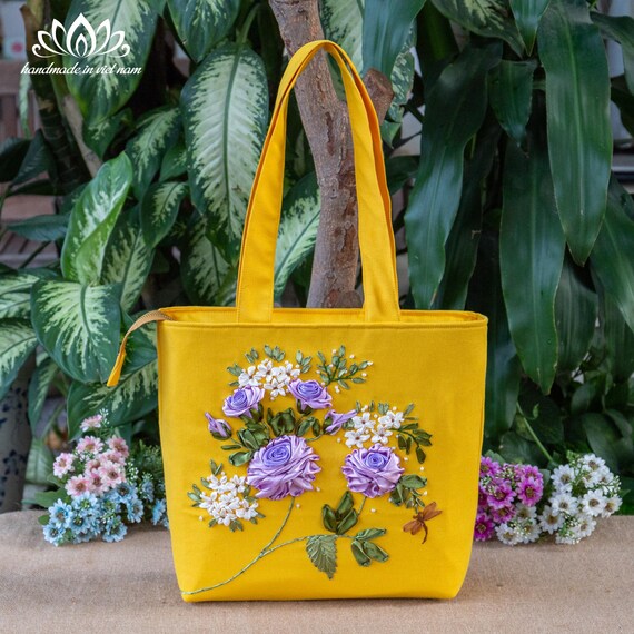 手刺繍の立体的なトートバッグ、リボンの花柄キャンバスキャリーオール 