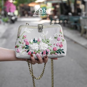 Clutch Tasche mit Kettenschlaufe | Einzigartige Bändchenstickerei | Geschenke für Verwandte