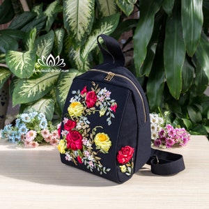 Hermosa mochila bordada con rosas, arte de bordado con cinta, tela de lona duradera