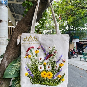 Bestickter Beutel mit Reißverschluss, Einzigartige Bandstickerei, Handgemachte Nähtasche