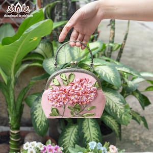 linen bag embroidered with hydrangeas | Clasp purse for women | Kiss lock purse