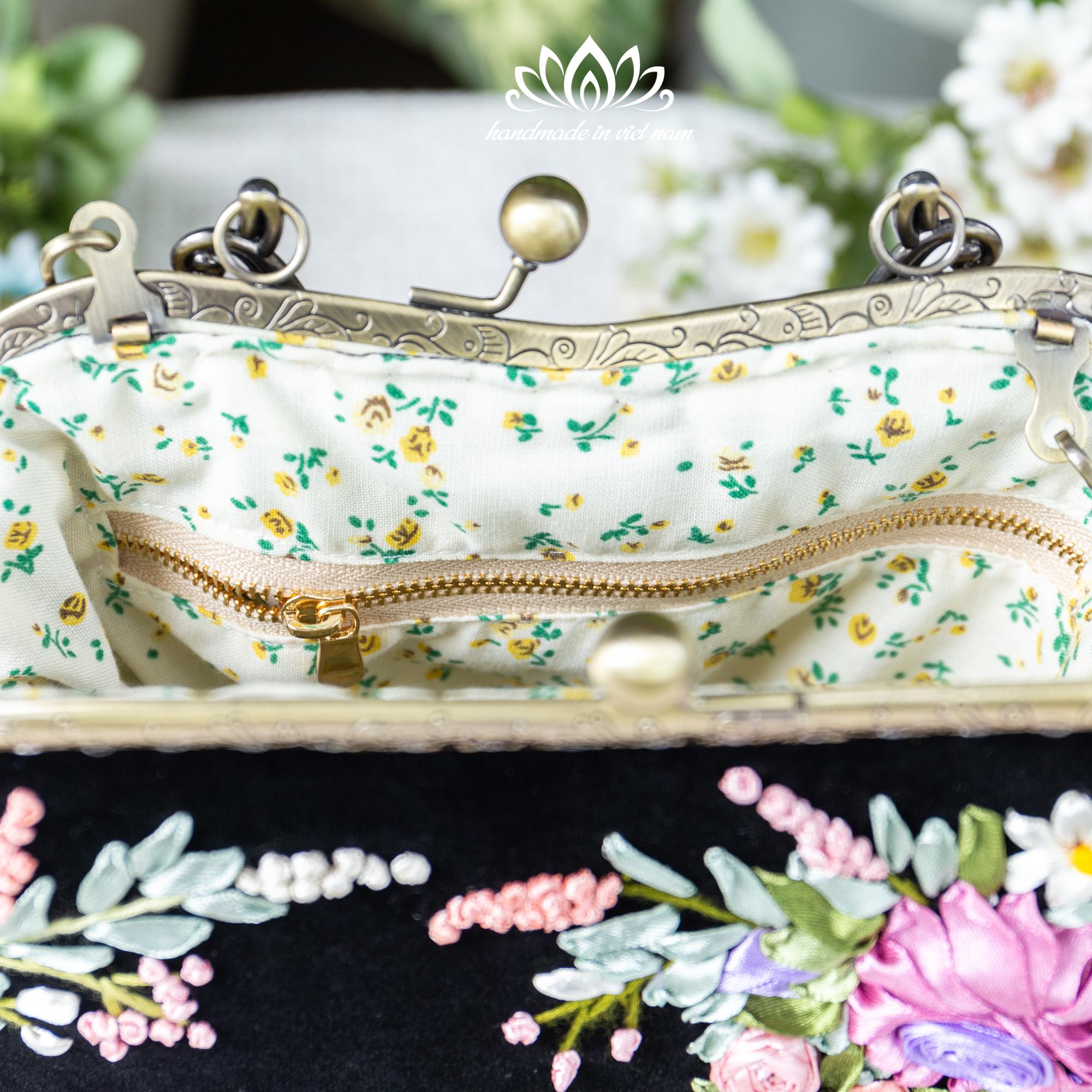 the virgins bijou velvet hand bag イニシャルK Kiss Lock Handbag | Luxurious Black Velvet Bag | Unique