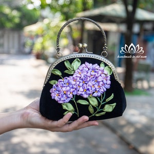 Porte-monnaie à fermoir pour femme | Hortensias brodés avec un ruban unique | Porte-monnaie à cadenas Kiss