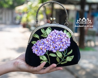 Clasp purse for women | Hydrangeas embroidered with unique ribbon | Kiss lock purse