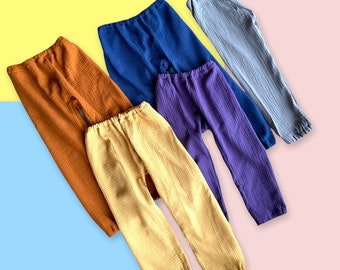 Pantalón de muselina gasa doble para niños selección de colores consultas de clientes puños/cinturilla elástica pantalón bomba ajustable pantalón encerado 80-158 niño vacaciones de verano