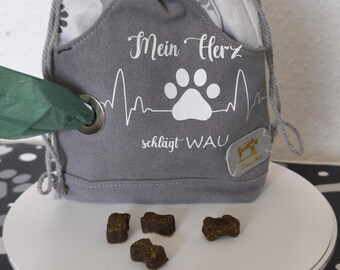 Sac à friandises fait main avec distributeur de sacs à déjections et porte-clés | Sac à friandises pour chien « Mon cœur bat ouaf » | Sac gris pour promenades