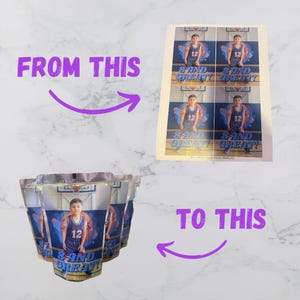 Può includere: Quattro sacchetti di plastica trasparenti con la foto di un giocatore di basket e il testo "8 and Great!" stampato su di essi. I sacchetti sono impilati uno sopra l'altro.