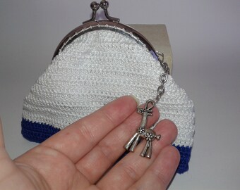 Crochet purse with mouthpiece