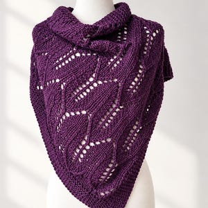 Handgefertigter, asymmetrischer Schal in Aubergine • Strickschal • Einzigartiger Dreiecksschal • Besonderes Geschenk für Sie • Hergestellt in Spanien
