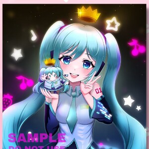 Peut inclure: Une illustration numérique de Hatsune Miku, une chanteuse virtuelle japonaise populaire, portant une tenue bleue et blanche. Elle tient une petite version d'elle-même dans un costume de Fall Guys. L'arrière-plan est bleu foncé avec des étoiles et des notes de musique. Le texte "SAMPLE DO NOT USE" est visible en bas à gauche.