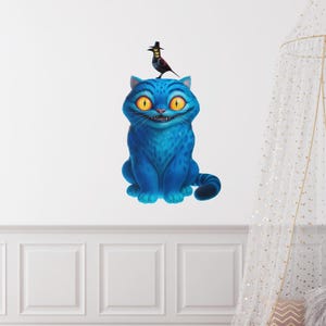Könnte beinhalten: Ein Wandaufkleber mit einer leuchtend blauen Katze mit großen gelben Augen und einem breiten Grinsen, die aufrecht sitzt. Ein kleiner schwarzer Vogel mit einem winzigen Zylinder sitzt auf dem Kopf der Katze. Die Illustration hat eine lebendige Farbpalette.