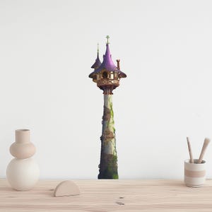 Op de afbeelding: Een grillige toren met een paars dak en ingewikkelde houten details. De toren is hoog en slank, met een verweerde uitstraling, en is versierd met groen mos. Het ontwerp roept een sprookjesachtige esthetiek op.