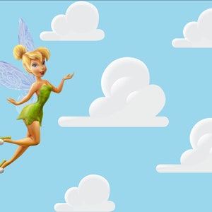 Könnte beinhalten: Eine Comic-Fee mit blonden Haaren und einem grünen Kleid fliegt in einem blauen Himmel mit weißen Wolken.