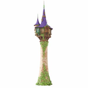 Könnte beinhalten: Ein hoher, schlanker Steinturm mit einer texturierten beigen Basis, die mit grünen Kletterpflanzen bewachsen ist. Der obere Teil umfasst braune Holzstrukturen, einen grünen Fensterrahmen und zwei spitze violette Dächer mit einer dünnen Spitze.