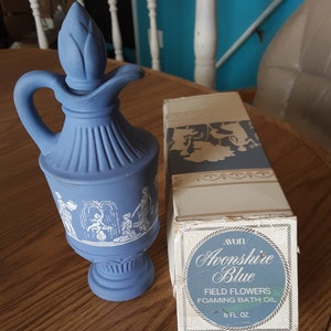 Avon FULL Avonshire Blue FIELD FLOWERS Foaming Bath Oil 6 fl oz In Box, Vintage 1970s,  Wedgewood Style Pitcher (Urn), Discontinued, vHTF