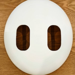 Peut inclure: Dôme en plastique blanc avec deux découpes ovales. Le dôme est lisse et a un léger brillant.