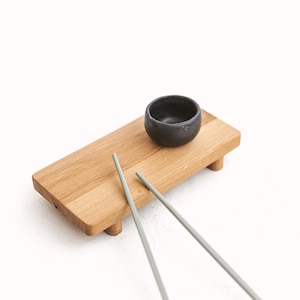 Vassoio da portata individuale per sushi in rovere fatto a mano in legno/vassoio da bancone, vassoio da cucina, vassoio rialzato in legno, supporto in legno, vassoio piedistallo in legno