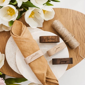 Rond de serviette en bois de frêne monogrammé, accessoire de table ovale élégant, cadeau personnalisé parfait pour un mariage ou des vacances, cadeau de mariage, décoration de fête de Noël