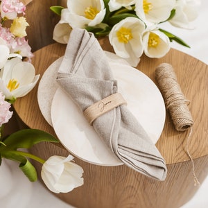 Elegante portatovaglioli ovale in legno di quercia personalizzato, decorazione da tavolo incisa personalizzata per matrimoni, cene e cene a casa, bomboniera per matrimonio