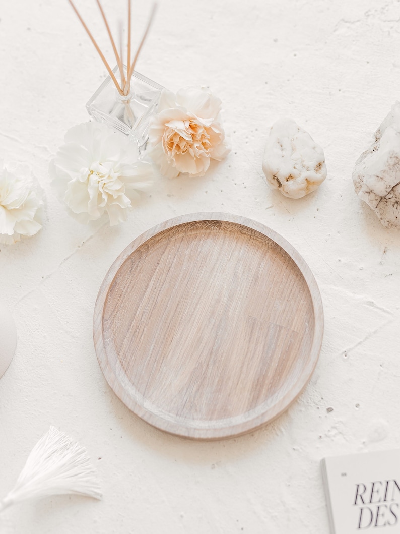 K&ouml;nnte beinhalten: Ein Set aus drei Keramikbechern mit gesprenkelter, matter Oberfl&auml;che. Die Becher sind in den Farbt&ouml;nen Creme, Hellgrau und Dunkelgrau gehalten. Jeder Becher hat ein schlichtes, minimalistisches Design, ideal f&uuml;r Kaffee oder Tee.