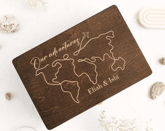Boîte à souvenirs de voyage en bois avec carte du monde personnalisée | Cadeau d'anniversaire pour petit ami | cadeaux souvenirs d'aventure de voyage pour les couples | cadeau de mariage