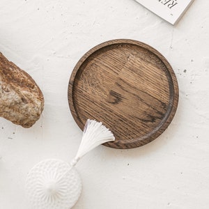 Modernes rundes Holztablett aus geweißtem Eichenholz| Weißes Tablett im klassischen Design für Schmuck und Kerzen rundes Tablett für Ihre Schlüssel und Parfums Bild 4