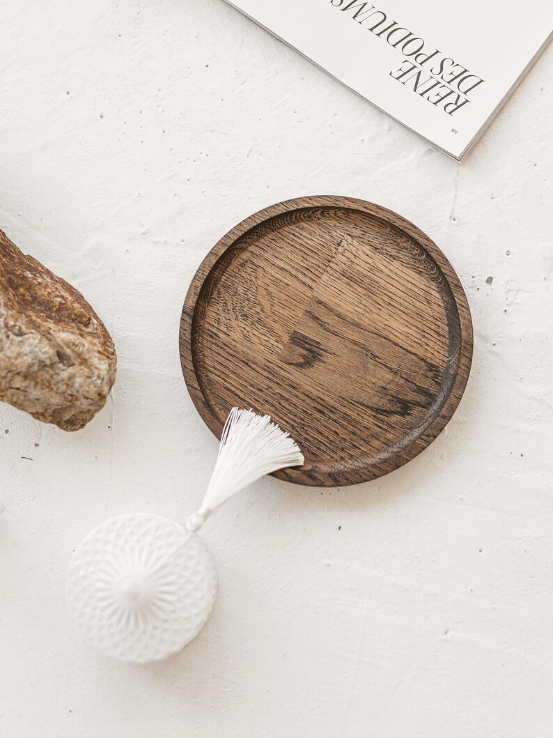 Modernes rundes Holztablett aus geweißtem Eichenholz| Weißes Tablett im klassischen Design für Schmuck und Kerzen rundes Tablett für Ihre Schlüssel und Parfums Bild 4
