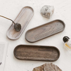 K&ouml;nnte beinhalten: Ein Set aus drei Keramikvasen in verschiedenen H&ouml;hen und Formen. Die Vasen sind mit einer matten, wei&szlig;en Oberfl&auml;che glasiert und bieten eine minimalistische &Auml;sthetik. Die h&ouml;chste Vase ist etwa 25 cm hoch.