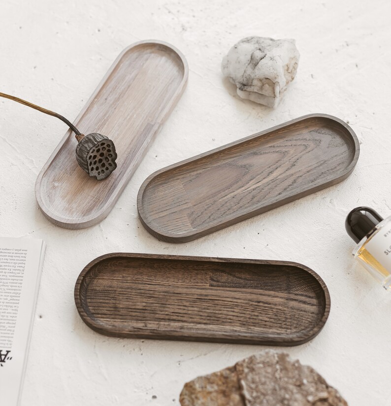 K&ouml;nnte beinhalten: Ein Set aus drei Keramikvasen in verschiedenen H&ouml;hen und Formen. Die Vasen sind mit einer matten, wei&szlig;en Oberfl&auml;che glasiert und bieten eine minimalistische &Auml;sthetik. Die h&ouml;chste Vase ist etwa 25 cm hoch.