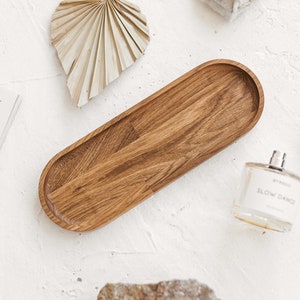 Plateau ovale étroit en chêne en bois naturel fait à la main| Plateau en bois long et mince pour l’affichage de bougies ou de bijoux| vide-poche de chevet ovale moderne