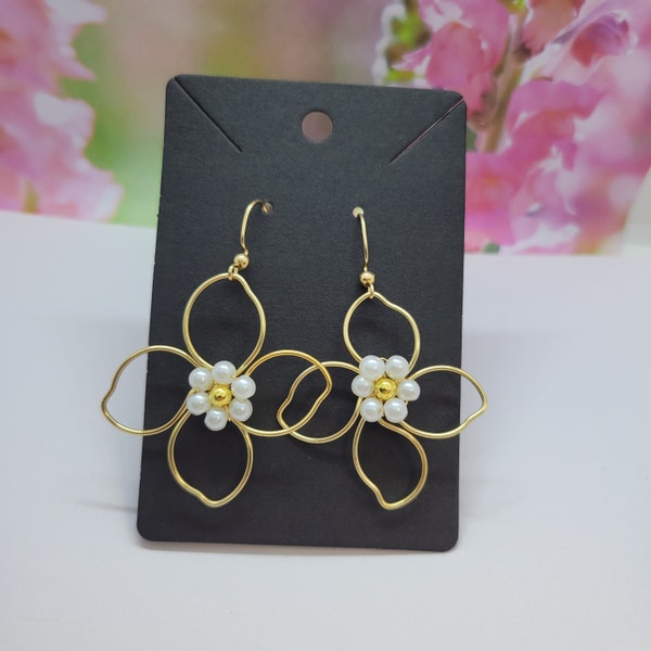 Handmade flower earring with faux pearls, wiring earrings, Gold and pearls earrings, gold color earrings, hand made earrings