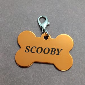 Médaille d'identité orange, plaque d'identification d'os de chien, identification d'animal de compagnie, plaque d'identité anodisée, plaque estampée à la main, plaque d'identité personnalisée
