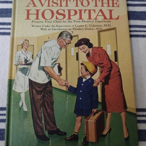 Op de afbeelding: Een vintage boekomslag met een illustratie van een dokter, een verpleegster en een kind in een ziekenhuisomgeving. De titel van het boek is "A Visit to the Hospital" en de tekst luidt "Prepare Your Child for the First Hospital Experience".