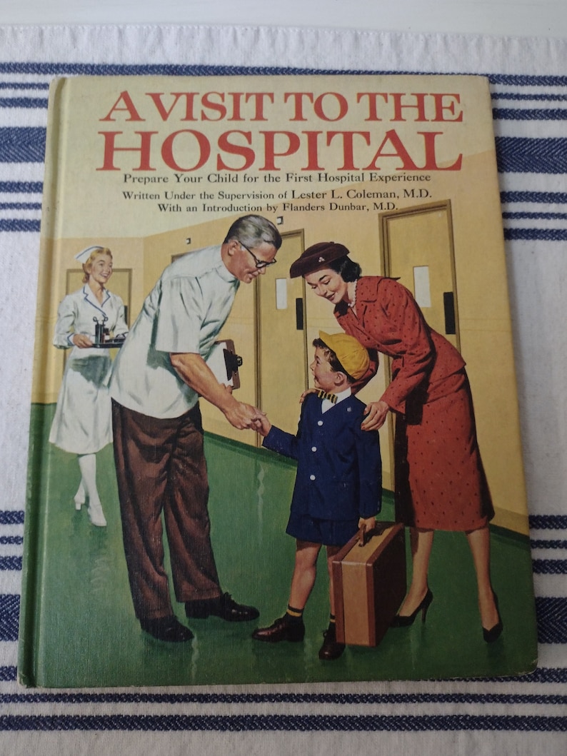 Op de afbeelding: Een vintage boekomslag met een illustratie van een dokter, een verpleegster en een kind in een ziekenhuisomgeving. De titel van het boek is "A Visit to the Hospital" en de tekst luidt "Prepare Your Child for the First Hospital Experience".