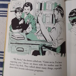 Op de afbeelding: Een sc&egrave;ne in een dokterspraktijk met een dokter, een moeder en een jonge jongen. De dokter staat en praat met de jongen, terwijl de moeder naast de jongen zit. De dokterspraktijk heeft een groot bureau met een ingelijst certificaat aan de muur. "Hoi, Stevie", riep de dokter. "Kom binnen, ik heb op je gewacht."