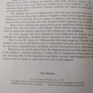 Op de afbeelding: Een boek getiteld "Hospitalization: A Guide for Parents and Children" met een drukdatum van 1971. De omslag van het boek is wit met zwarte tekst. De tekst op de omslag bespreekt het belang van het voorbereiden van kinderen op ziekenhuisbezoeken.
