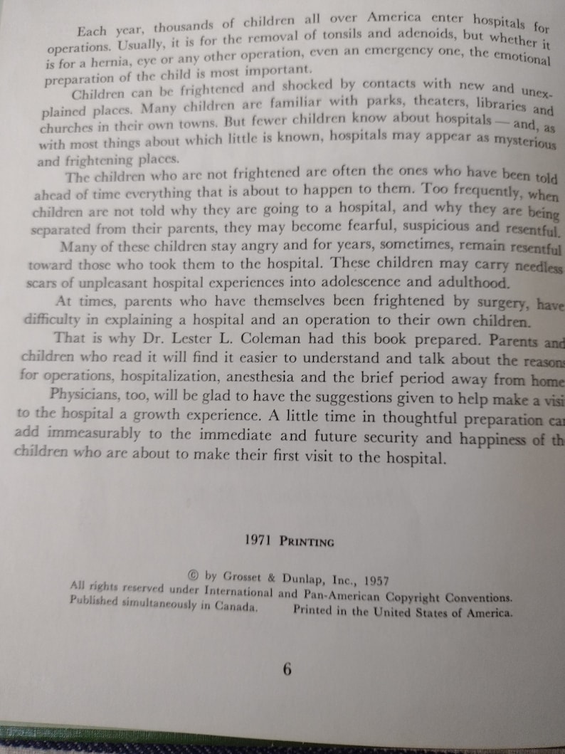 Op de afbeelding: Een boek getiteld "Hospitalization: A Guide for Parents and Children" met een drukdatum van 1971. De omslag van het boek is wit met zwarte tekst. De tekst op de omslag bespreekt het belang van het voorbereiden van kinderen op ziekenhuisbezoeken.