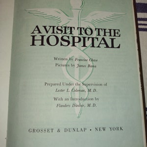 Op de afbeelding: Een groene boekomslag met een wit medisch symbool en de titel "A Visit to the Hospital". Het boek is geschreven door Francine Chase en ge&iuml;llustreerd door James Bama. Het is voorbereid onder toezicht van Lester L. Coleman, M.D. en heeft een inleiding van Flanders Dunbar, M.D. Het boek wordt uitgegeven door Grosset & Dunlap in New York.