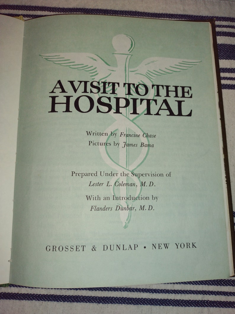 Op de afbeelding: Een groene boekomslag met een wit medisch symbool en de titel "A Visit to the Hospital". Het boek is geschreven door Francine Chase en ge&iuml;llustreerd door James Bama. Het is voorbereid onder toezicht van Lester L. Coleman, M.D. en heeft een inleiding van Flanders Dunbar, M.D. Het boek wordt uitgegeven door Grosset & Dunlap in New York.