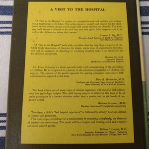 Op de afbeelding: Een gele boekomslag met de titel "A Visit to the Hospital" en tekst over de inhoud van het boek en de auteurs. Het boek is bedoeld om kinderen te helpen zich voor te bereiden op een operatie.