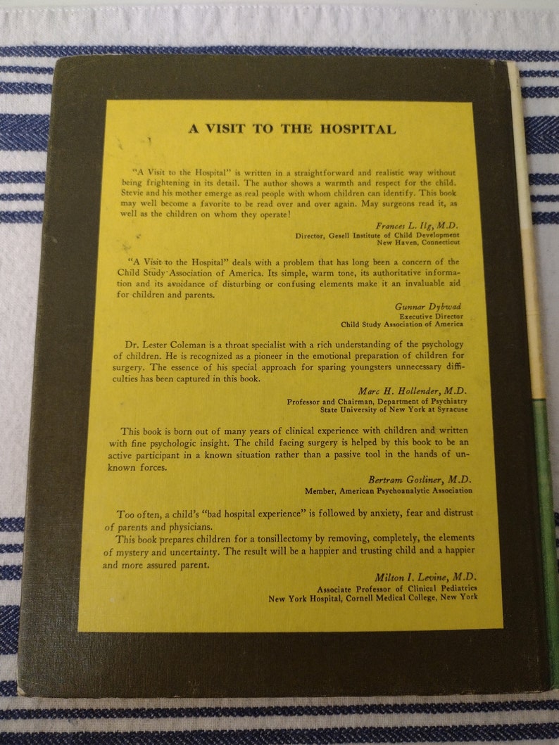 Op de afbeelding: Een gele boekomslag met de titel "A Visit to the Hospital" en tekst over de inhoud van het boek en de auteurs. Het boek is bedoeld om kinderen te helpen zich voor te bereiden op een operatie.