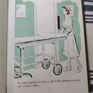 Op de afbeelding: Een zwart-witte illustratie van een verpleegster die een ziekenhuisbrancard met wielen duwt. De tekst in de afbeelding luidt: "In sommige ziekenhuizen heb je een ritje naar de operatiekamer op een van deze tafels."