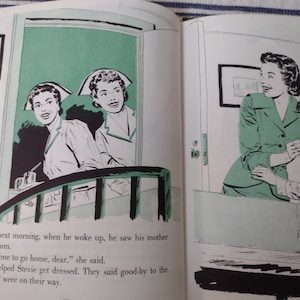 Op de afbeelding: Twee verpleegsters in groene uniformen staan in een deuropening, glimlachen en zwaaien afscheid. De tekst "Time to go home, dear." is zichtbaar in de afbeelding.