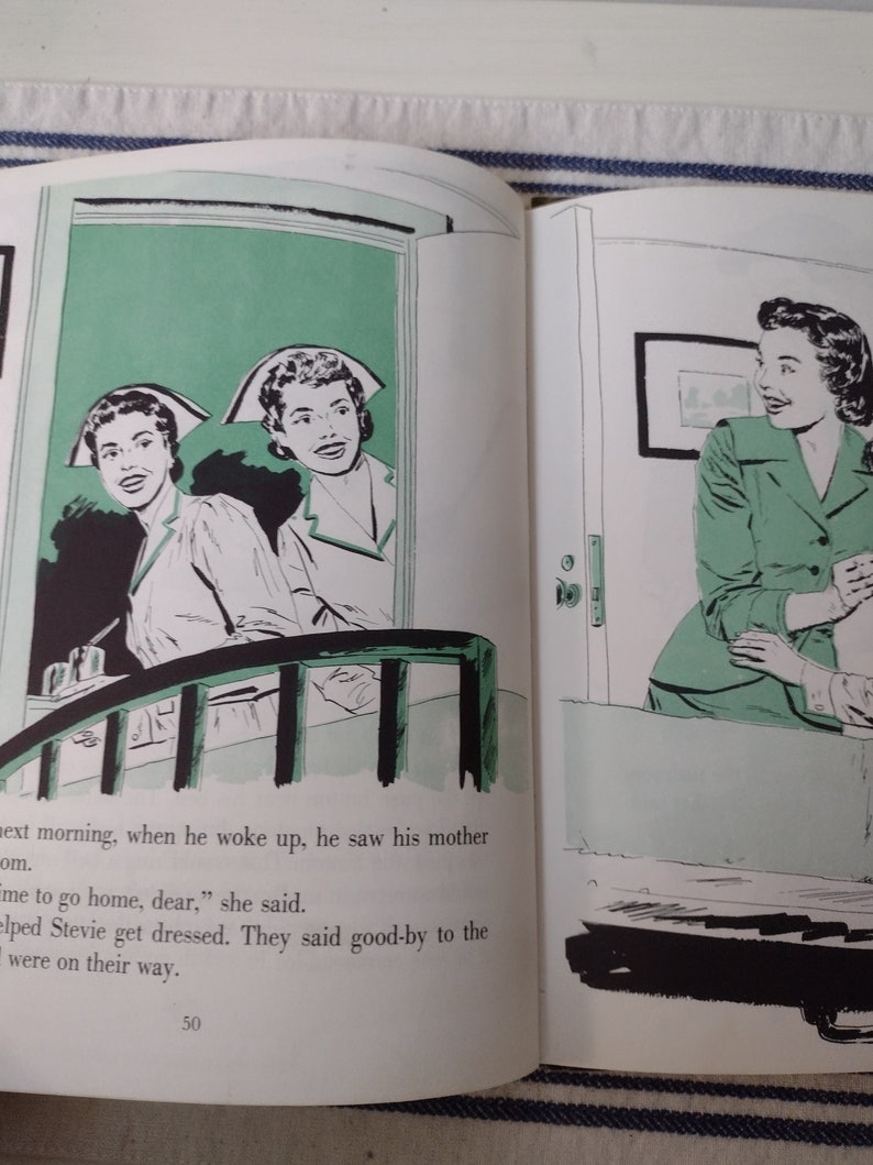 Op de afbeelding: Twee verpleegsters in groene uniformen staan in een deuropening, glimlachen en zwaaien afscheid. De tekst "Time to go home, dear." is zichtbaar in de afbeelding.